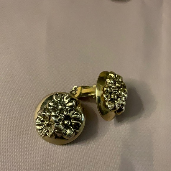 Flower clip on earrings - Picture 1 of 4